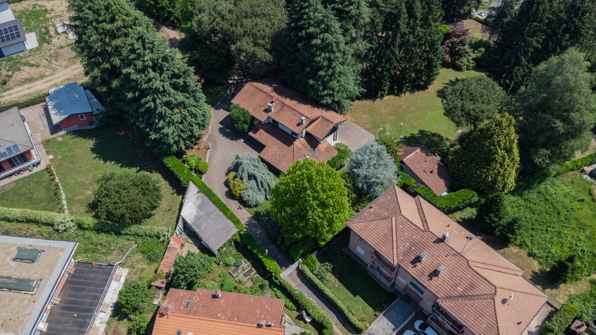 Esterno della villa immersa nel parco