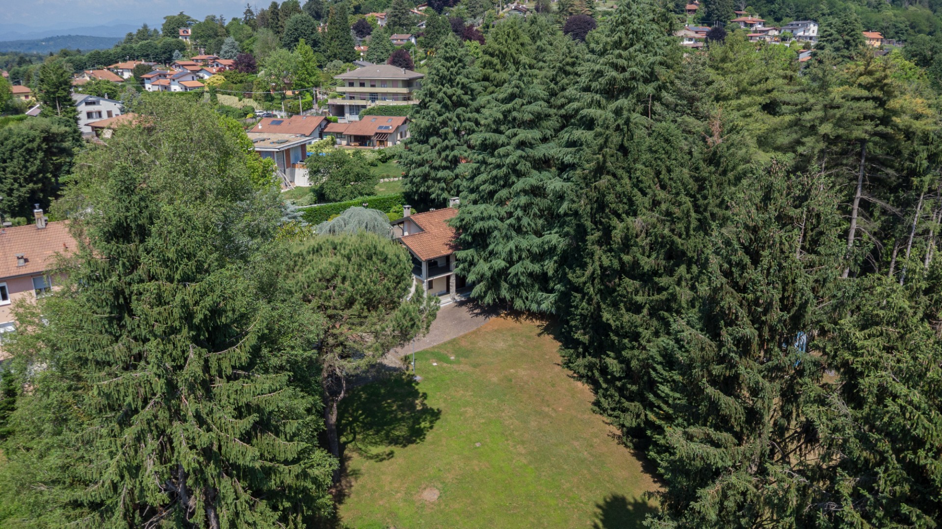 Veduta aerea della villa e del parco a Vergiate Alta